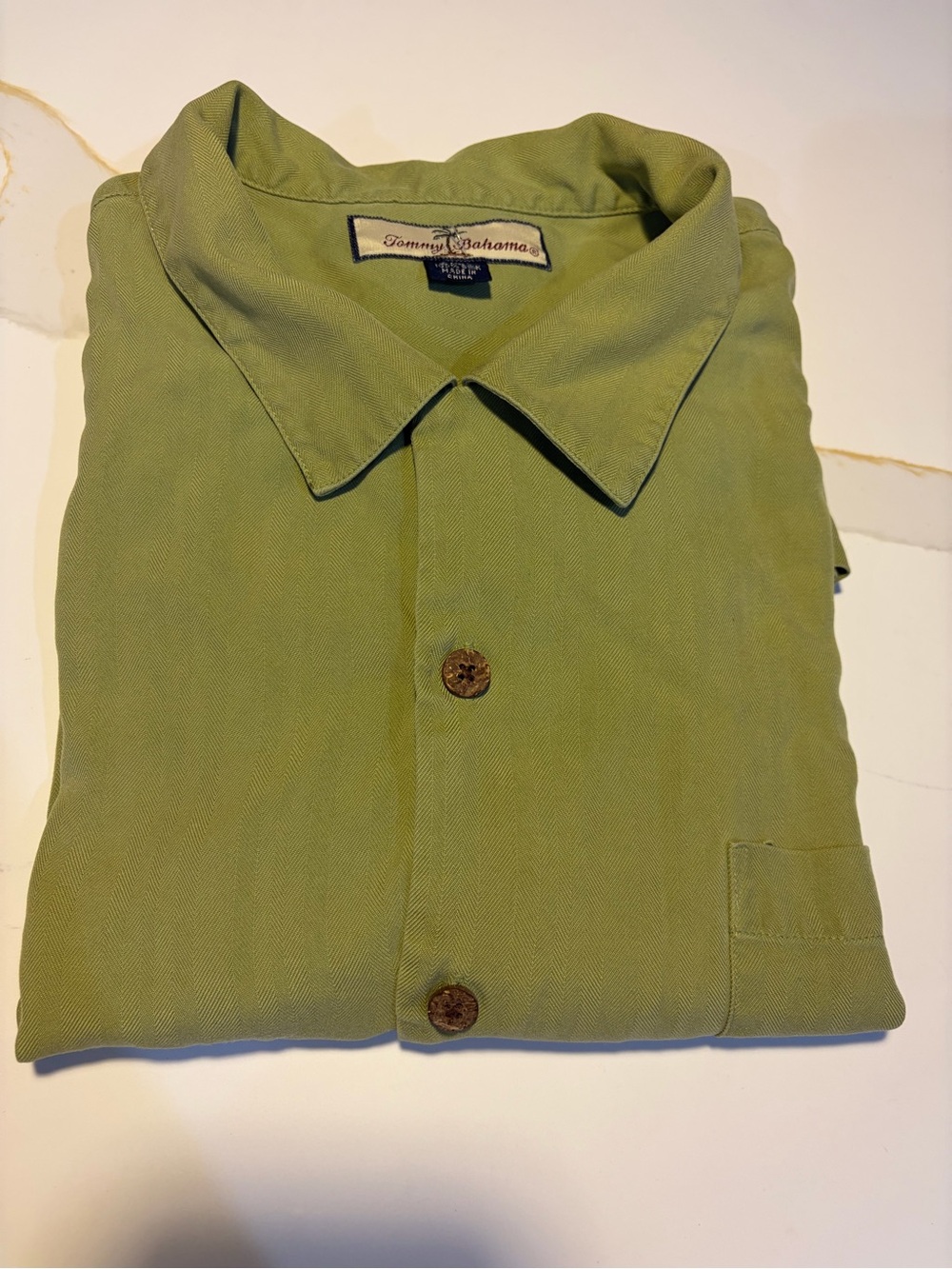 Tommy Bahamas 100% silk  Short-Sleeve Button-Up Shirt in Light Olive Green - Picture 4 of 5